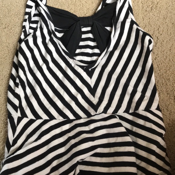A black and white crop top with bow in the back - Picture 2 of 3